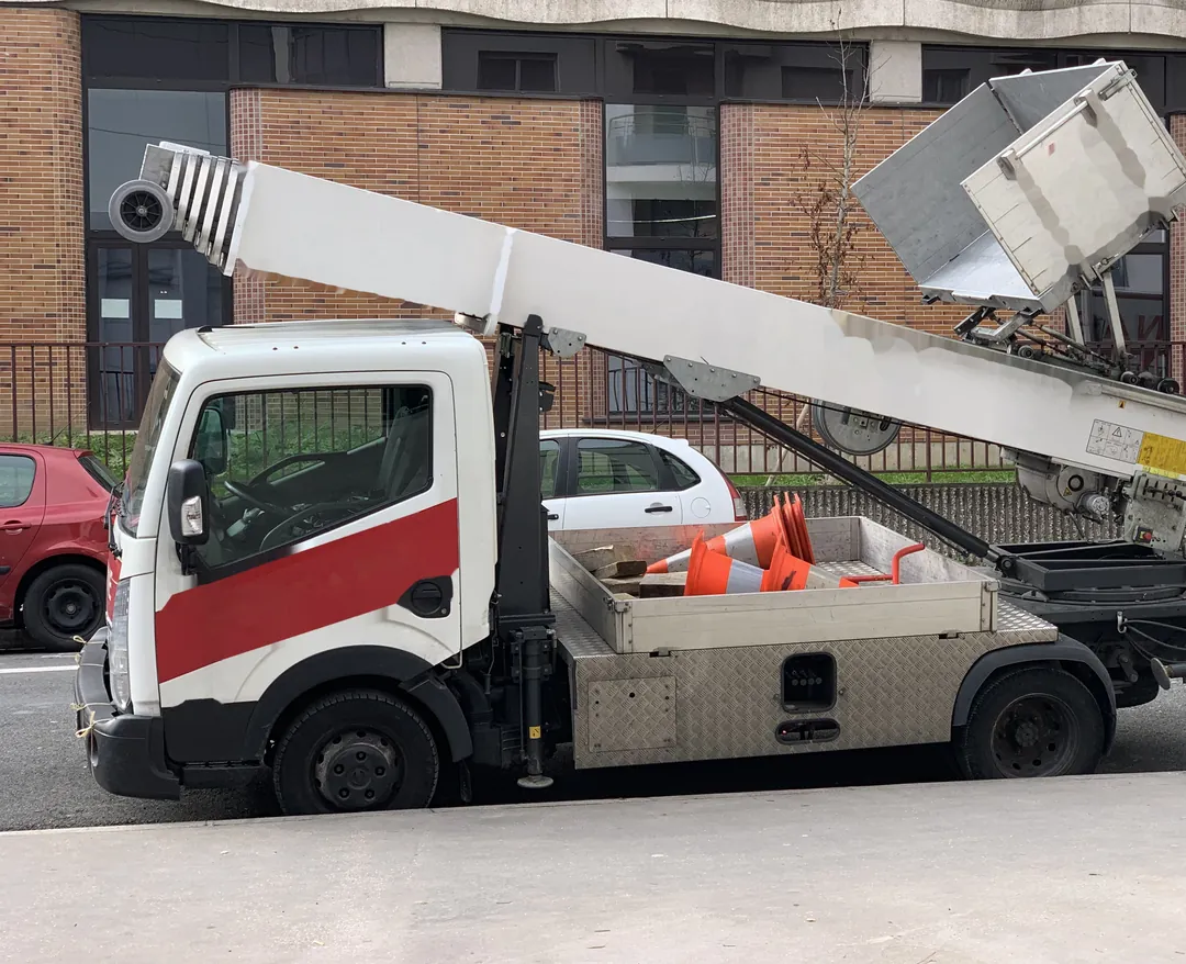Dış cephe mobilya asansörü kurulu taşıma aracı