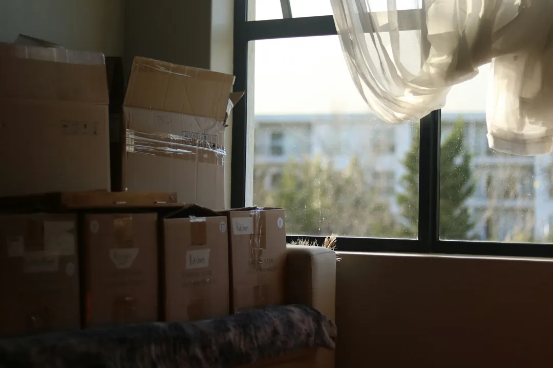 Pencere önünde istiflenmiş koliler